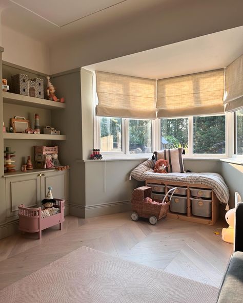 Ad | Still loving the lovely Paleo Linen Vintage Cream Roman blinds on our bay window from @blinds2go I have linked them in my highlights again for you! I love the warm light they let through 😍 I went with the thermal lining as it does get chilly in here during the winter. I hope you’re all having a lovely Monday, how nice was it to have a bit of sun at the weekend? #baywindow #romanblinds #playroom #linenblinds #linen #playroomdecor #playroominspo #playroomideas #playroomstyling #thet... Bay Window Nursery, Bay Window Blind Ideas, Bay Window Blinds Living Room, Cream Roman Blinds, Bay Window Blinds, Linen Blind, 1930s House Renovation, Crittal Doors, House Flipping