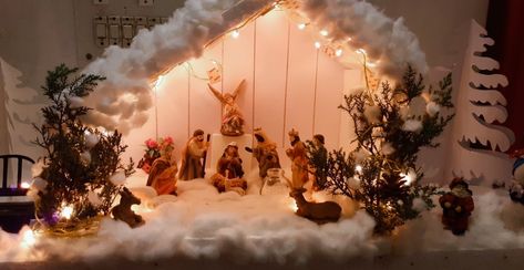 Simple Christmas Crib Ideas, Xmas Crib Ideas, Bay Decoration, Christmas Nativity Scene Diy, Christmas Tree Decorations Items, Christmas Crib Ideas, Nativity Scene Diy, Christian Christmas Decorations, Christmas Chandelier