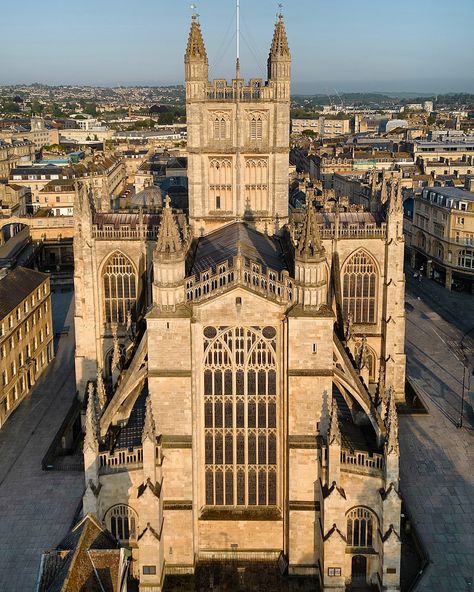 Bath Abbey is particularly stunning in the sunshine. The golden Bath stone, from which the Abbey is constructed, glows warmly in the sunlight, highlighting the intricate details of its Gothic architecture. It’s no wonder that thousands flock to this part of the city to marvel at the stunning craftsmanship and also to venture inside to view one of the finest fan vaulted ceilings in the country (perfect to dodge the hot summer heat too!) 🥵 ☀️ #gothic #gothicstyle #summertime #bath #visitbat... Bath Abbey, English Gothic, Visit Bath, Bath England, Visiting England, Vaulted Ceilings, Gothic Architecture, Drone Photography, Summer Heat