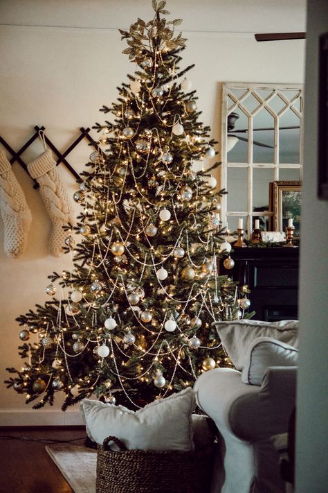 Christmas Tree Ideas 2023 Trends, Luxe Christmas Tree, Old Fashioned Christmas Tree, Old Fashion Christmas, Old Fashion Christmas Tree, Fashion Christmas Tree, Christmas Tree Decorating Ideas, Christmas Decor Trends, Tree Decorating Ideas