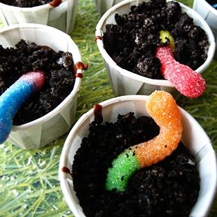 cute and easy! Worm Dirt Cups, Dirt Dessert, Gummy Worm, Dirt Cups, Dirt Cake, Gummy Worms, Chocolate Pudding, Toddler Meals, Oreo Cookies