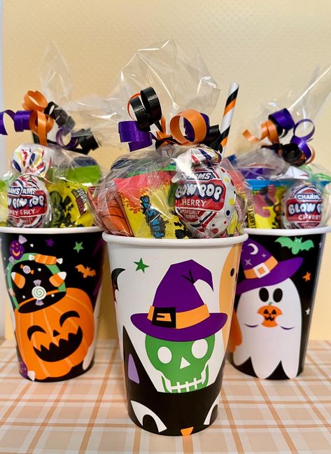 Halloween Goody Bags Party Favor - Pre-Filled Each favor comes filled and ready to pass out at your party! Each favor contains: 1 snack snack size bag of mini cheese balls or pretzels  1 snack size package of cookies. (Type/ flavor varies) (2 cookies per package) 1 lollypop 1 additional  piece of candy (such as:  fun size sour patch kids, sour patch kids watermelons, skittles or Swedish fish)  1 plastic Halloween ring (spider, bat, skulls...) 1 paper straw (Halloween themed, pattern varies)  Eac Halloween Goodie Box Ideas, Halloween Goodies Bags, Halloween Goodie Bags For Kids School No Candy, Halloween Snacks For School Party Prepackaged, Halloween Candy Bags Ideas, Class Halloween Treats Goody Bags, Halloween Goodie Bags For Kids School, Halloween Goodie Bag Ideas, Actividades Halloween