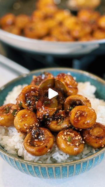 Tiffy Cooks 🥟 Easy Recipes on Instagram: "Have you ever tried SWEET AND SOUR mushrooms? Recreated my dad’s childhood recipe and it only takes 20 minutes! Seriously so good you need to give it a try! 

Full recipe link in bio :) 

#mushroom #easyrecipes #mushrooms #sweet #rice #dinnerideas #vegetarianrecipes #homecooking #cookingvideo #vegetarianfood" Snow White Mushroom Recipes, Sweet And Sour Mushrooms, Kineska Hrana, Tiffany Cooks, Easy Mushroom Recipes, Tiffy Cooks, Vegetable Side Dishes Healthy, Mushroom Recipes Healthy, Sweet Rice