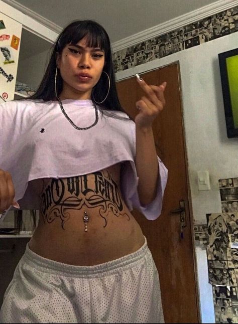 Chica Chola, Stomach Tattoos Women, Looks Hip Hop, Ropa Upcycling, 16 Tattoo, Food Tattoos, Chola Style, Chicana Style, Pretty Tattoos For Women