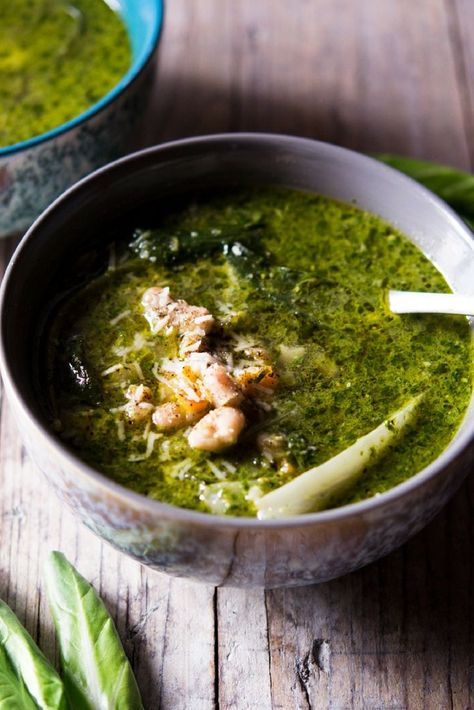 A simple green soup recipe made with green veg, cannellini beans and homemade pesto. So delicious and easy to make it's ready in under 30 minutes. Light, simple and flavour packed. #Italianfood #soup #greensoup #easydinnerrecipes #pestorecipes #quickmeals #bestsoups #greenrecipes via @InsideTRK Dinner Recipes Easy Vegetarian, Soup With Pesto, Beans Recipe Healthy, Kitchen Italian, Healthy Beans, Green Soup, Homemade Pesto, Beans Recipe, Cannellini Beans