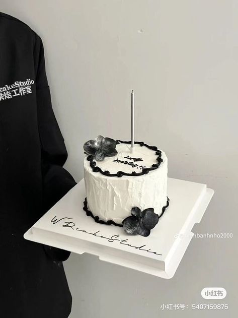 Black And White Bday Cake, Black And White Cake Aesthetic, 19th Birthday Cakes, Modern Birthday Cakes, Cake For Boyfriend, White Birthday Cakes, Vintage Birthday Cakes, Cake For Husband, Cake Cafe