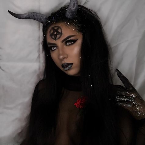 Dark sexy devil Halloween makeup /costume 😈 Instagram @catheeee.g Devil Halloween Makeup, Halloween Games Online, Halloween Makeup Costume, Dark Devil, Halloweenský Makeup, Halloween Instagram, Halloween Date, Devil Halloween, Halloween Film