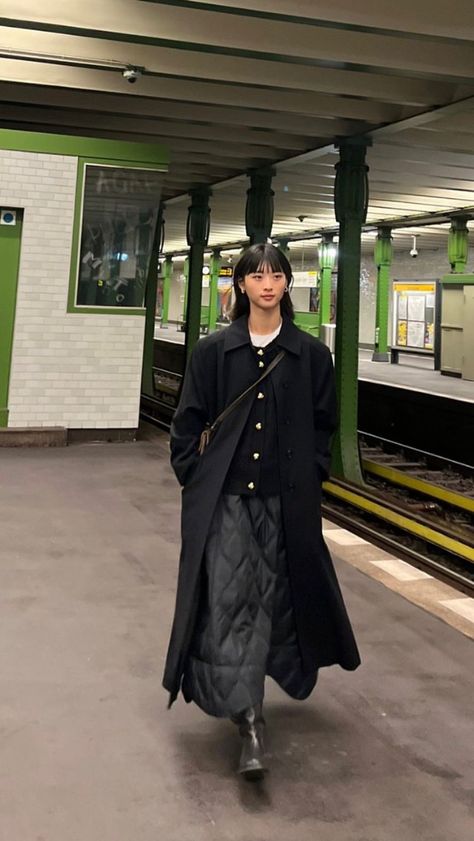 Cold Skirt Outfit Winter, Black Layering Outfit, Seoul Winter Fashion, Japanese Winter Style, Japan Street Style Women, Japanese Winter Outfits, Japanese Fashion Winter, Yohji Yamamoto Street Style, Japan Autumn Outfit