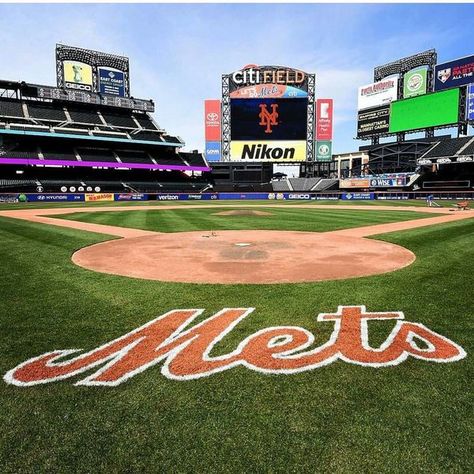 Die hard Mets fan, it's only right that on my bucket list I wish to sit front row at a game! Lets Go Mets, Citi Field, Mlb Stadiums, Shea Stadium, Baseball Helmet, Baseball Park, Mets Baseball, Sports Stadium, Ny Mets