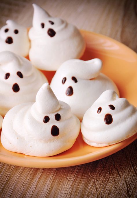 EASY TO MAKE MERINGUE GHOSTS FOR HALLOWEEN - Kate Shelby Meringue Ghosts, Ghost Meringues, Snack Halloween, Ghosts For Halloween, Easy Meringues, Meringue Recipe, Ghost Cookies, Easy Halloween Crafts, Meringue Cookies