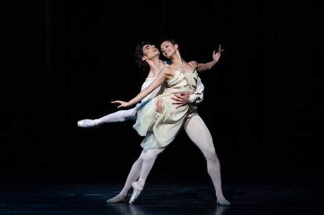 Cesar Corrales as Romeo and Francesca Hayward as Juliet in Romeo and Juliet, The Royal Ballet © 2019 ROH. Photograph by Helen Maybanks Ballet Romeo And Juliet, Francesca Hayward, The Royal Ballet, Dance Technique, Alvin Ailey, Bolshoi Ballet, Boris Vallejo, Ballet Inspiration, Dance It Out