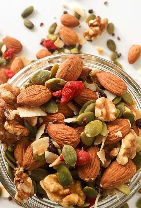 A complete how to guide on how to make healthy homemade trail mix. Just mix and match your nuts, seeds, sweets and treats for a healthy protein rich snack! Food Discipline, Nuts And Seeds Recipes, Healthy Trail Mix Recipes, Kay Nutrition, Glucose Goddess, Seeds Recipes, Trail Mix Recipe, Healthy Trail Mix, Granola Bites