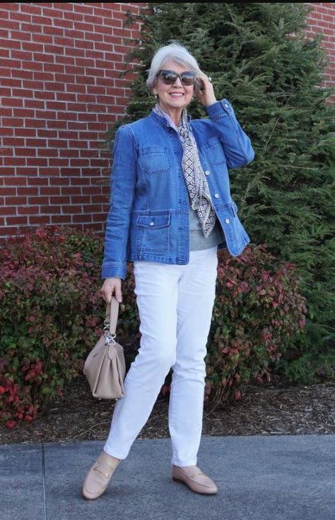 5 Tips de Moda para Lucir más Estilizada a los 50 y 60 años - Blog de Mary Spring Edit, Senior Fashion, White Cashmere Sweater, Double Denim Looks, Grey Sweaters, Over 60 Fashion, Older Women Fashion, Ageless Style, 60 Fashion