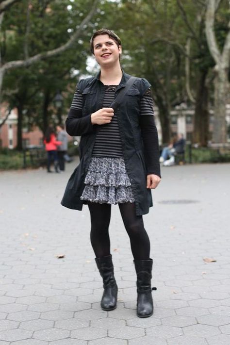 Humans of New York Queer Fashion Feminine, Alternative Fashion Punk, Feminine Men, Boys Wearing Skirts, Guys In Skirts, Men Wearing Skirts, Feminine Skirt, Gender Fluid Fashion, Genderless Fashion