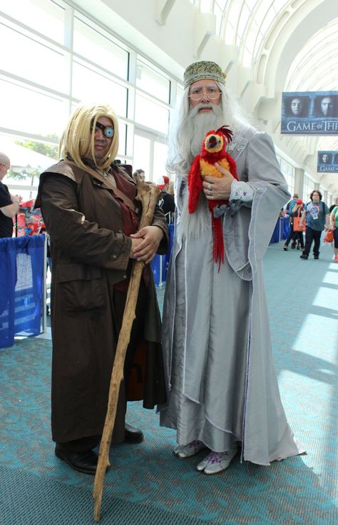 Pin for Later: We Can't Get Enough of the Creative Cosplays From Comic-Con 2016 Mad-Eye Moody and Albus Dumbledore Albus Dumbledore Costume, Merlin Costumes, Dumbledore Cosplay, Dumbledore Costume, Harry Potter Fancy Dress, Harry Potter Kostüm, Harry Potter Parties Food, Harry Potter Halloween Costumes, The Crimes Of Grindelwald