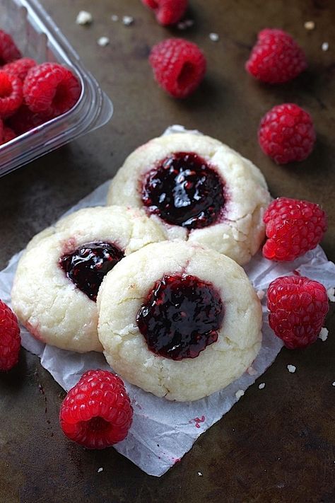 5-Ingredient Raspberry Cheesecake Thumbprint Cookies Cheesecake Thumbprint Cookies, Nature Cookies, Amazing Deserts, Cakes Frosting, Frosting Cookies, Raspberry Thumbprint Cookies, Cookie Corner, Cookie Board, Christmas Eats