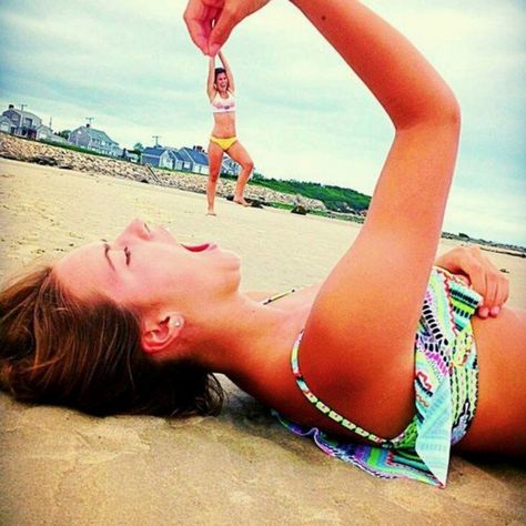 14 Optical Illusions That Are Even Funnier at the Beach - Woman's World Besties Pics, Funny Beach Pictures, Lake Pics, Pool Pics, Photos Bff, Beach Humor, Summer Picture Poses, Best Friend Poses, Best Friend Photoshoot