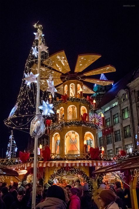 Wroclaw Christmas Market - Sweet C's Designs Wroclaw Christmas Market, Wroclaw Aesthetic, Almond Dessert Recipes, Christmas Draw, Chicken Wing Recipes Baked, Chimney Cake, Russian Tea Cake, European Christmas, Polish Christmas