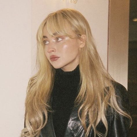 Sabrina Carpenter Long Hair, Sabrina Carpenter Hair Straight, Sabrina Carpenter Before And After, Sabrina Curtain Bangs, Sabrina Carpenter Eyebrows, Sabrina Carpenter Haircut Round Face, Sabrina Carpenter Fringe, Sabrina Carpenter Side Profile, Sabrina Bangs