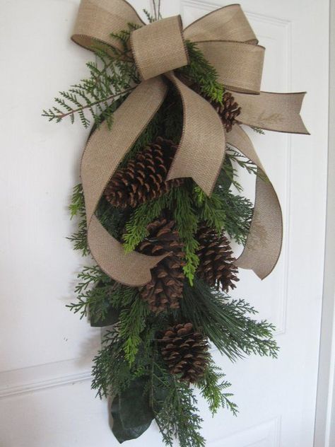 Natal Natural, Diy Christmas Door Decorations, Evergreen Swag, Winter Swag, Church Christmas Decorations, Pretty Christmas Decorations, Swag Design, Christmas Floral Arrangements, Country Christmas Decorations