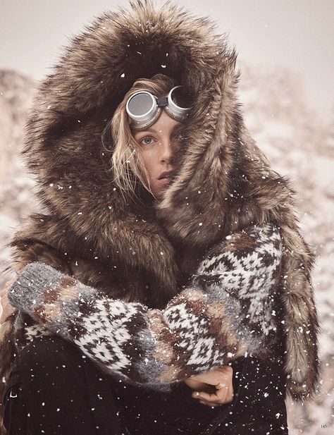 Anja Rubik Takes On Rugged Winter Looks for Vogue Germany Winter Editorial, Cover Of Vogue, Bunny Fashion, Mode Editorials, Anja Rubik, Winter Photoshoot, Vogue India, Beachwear Fashion, Ski Fashion