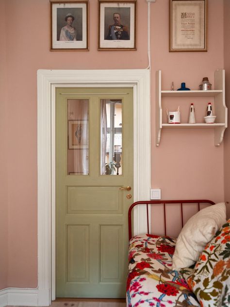 Two Tone Wall And Trim, Home Decor Crafts, Pink Walls, Eclectic Home, Interior Inspo, My New Room, House Inspo, New Room, 인테리어 디자인