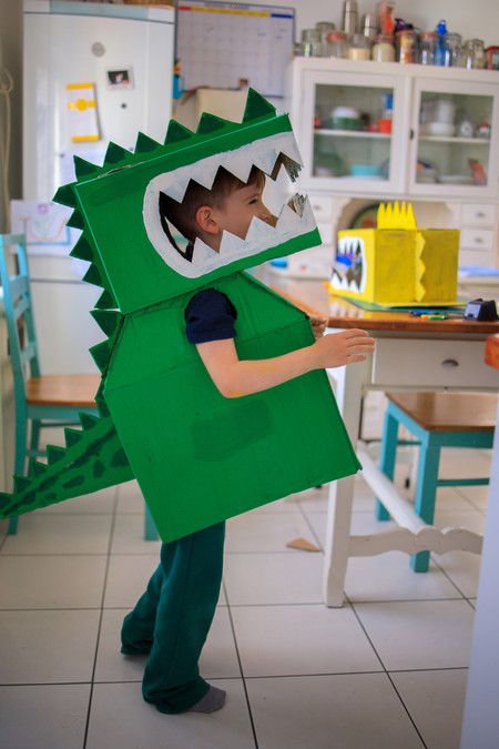 Diy Dinosaur Costume, Costume Dinosaure, Cardboard Costume, Dino Costume, Diy Costumes Kids, Dinosaur Crafts, Dinosaur Costume, Kids Dress Up, Fantasias Halloween