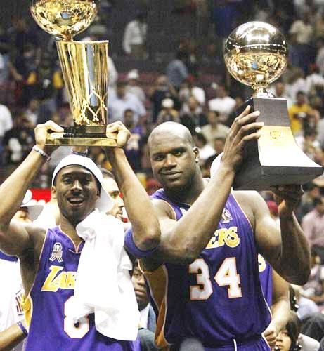 The Lakers completed a sweep of the Nets in the 2002 NBA Finals and finished off a 3peat. The Lakers became the fifth team in NBA history to win at least three straight titles. Shaq And Kobe, Shaquille O’neal, Bryant Lakers, Kobe Bryant Pictures, Nba Mvp, Bola Basket, Lakers Kobe Bryant, Lakers Basketball, Lakers Kobe