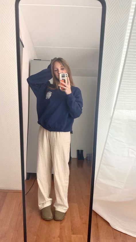 Sweatshirt And Sweatpants Aesthetic, Slouchy Sweatpants Outfit, Sweatpants With Sweater, How To Style Wide Leg Sweatpants, Wide Leg Sweatpants Outfit Winter, Wide Leg Sweats Outfit, Loose Sweatpants Outfit, Winter Sweatpants Outfit, Sweater And Sweatpants Outfits