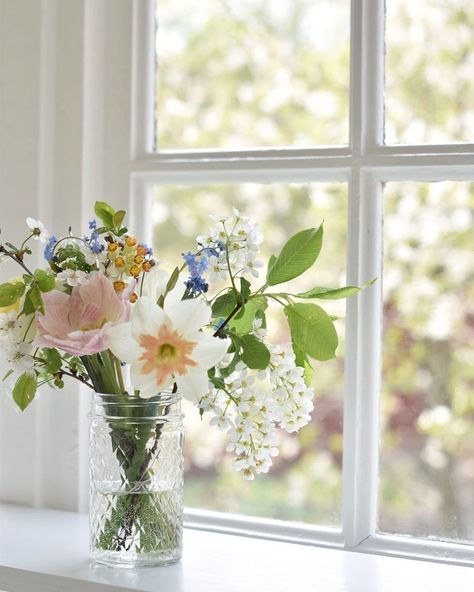 Wildflower Cottage, Old English Cottage, Flower Cottage, Flower Window, Spring Mood, Beautiful Bouquet Of Flowers, Beautiful Flower Arrangements, Balcony Decor, Spring Home