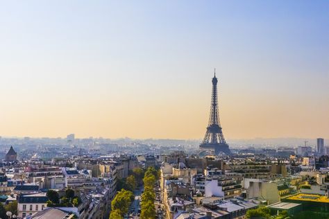 View of the Eiffel tower in Paris, from the Arc de Triomphe, with a beautiful sunny, orange glow. Perfect for desktop pictures! Paris Ipad Wallpaper, Paris Desktop Wallpaper, Backgrounds Horizontal, Notebook Wallpaper, France Wallpaper, Macbook Wallpapers, Ipad Ideas, Eiffel Tower In Paris, Paris View