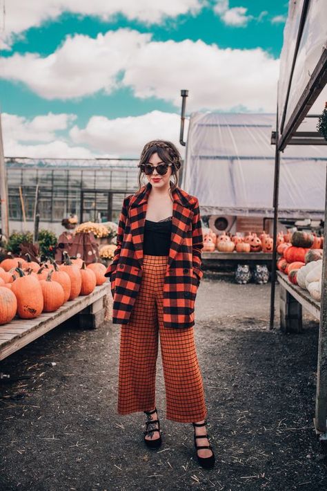 5 Tips And 31 Fresh Ideas To Mix Prints - Styleoholic Pattern Mixing Outfits, Plaid Pants Outfit, Keiko Lynn, Business Wardrobe, Pattern Outfits, Abstract Fashion, Fall Patterns, Plaid Outfits, Office Outfit