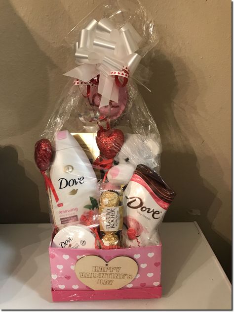 Valentines Snack Basket, Valentine Gift Baskets To Sell, Valentines Basket Ideas For Girlfriend, Valentines Gift Box Ideas For Her, Valentines Gift For Girlfriend Basket, Valentines Gift Basket Ideas For Kids, Jewelry Gift Basket Ideas, Valentine Day Gift Basket Ideas, Valentine’s Day Gift Basket