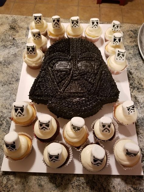 Darth Vader Cake Pops, Earth Vader Cake, Pastel Darth Vader, Star Wars Birthday Cake Ideas, Star Wars Cake Easy, Darth Maul Cake, Darth Vader Birthday Cake, Birthday Cake Ideas For Boys, Darth Vader Birthday Party