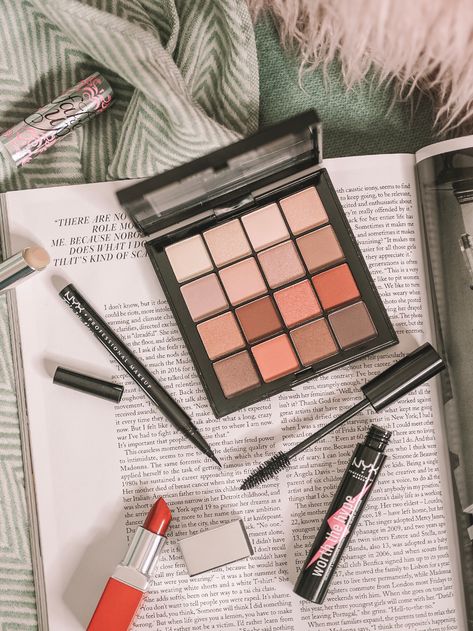 Nyx Makeup Aesthetic, Makeup Tools Photography, Tools Photography, Blogging Photography, Aesthetic Cosmetics, Cosmetic Photography, Bronze Smokey Eye, Wallpaper Makeup, Makeup Tools Products