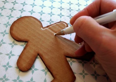 Decorating Desk, Diy Gingerbread Man, Cardboard Gingerbread House, Gingerbread Man Crafts, Gingerbread Kitchen, Gingerbread Man Decorations, Diy Gingerbread, Gingerbread Party, Gingerbread Diy