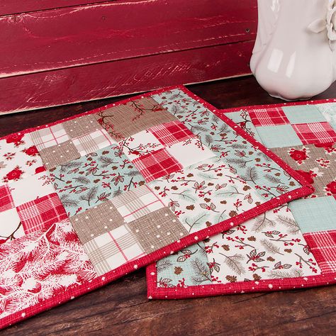 Charm Pack Placemat Patterns, Charm Pack Projects, Placemat Tutorial, Quilted Placemat Patterns, Sewing Corner, Christmas Quilting Projects, Charm Pack Quilt, Charm Pack Quilts, Quilted Placemats