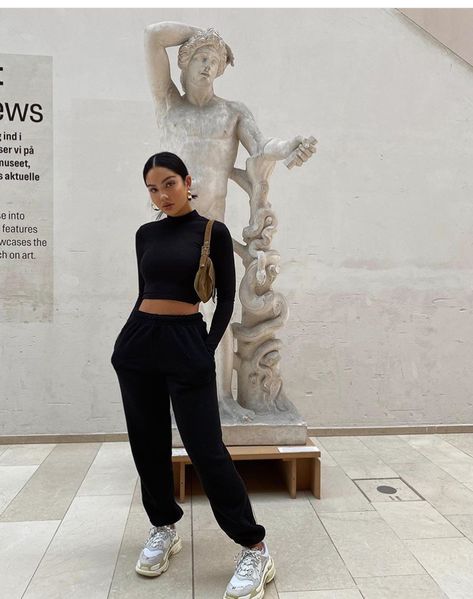 Pinterest: Margie Black Sweatpants Outfit, Black Joggers Outfit, Amanda Khamkaew, Full Black Outfit, Black Minimal, Sweatpants Outfit, Joggers Outfit, Fashion Inspo Outfits, Trendy Outfits