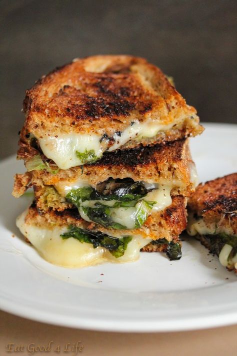 Grilled cheese spinach sandwich from eatgood4life.com you can use any cheese of your choice. #healthier #grilledcheese Chicken Kebobs, Maple Sriracha, Spinach Sandwich, Grill Sandwich, Roast Beef Sandwich, Sriracha Chicken, Sandwich Bar, Eggplant Parmesan, Grilled Sandwich