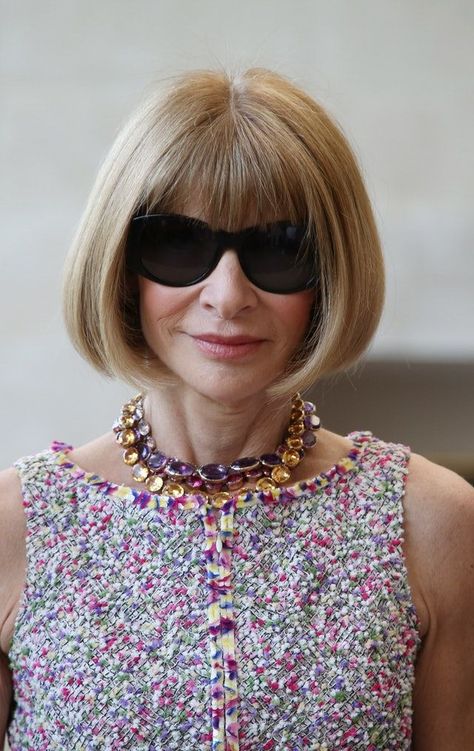 Anna Wintour bob haircut Anna Wintor, Anna Wintour Style, Magazine Vogue, Classic Wardrobe Staples, Outfit Formulas, Timeless Wardrobe Staples, Anna Wintour, Classic Wardrobe, Red Midi Dress