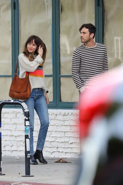 Dakota Johnson Street Style, French Tuck, How To Have Style, Dakota Style, Dakota Mayi Johnson, Dakota Johnson Style, Cowgirl Style Outfits, Date Outfit Casual, Faded Jeans