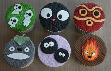 Studio Ghibli cupcakes - Princess Mononoke, My Neighbour Totoro, Howl's Moving Castle, Kiki's Delivery Service Ghibli Cupcakes, Ghibli Cake, Studio Ghibli Party, Totoro Party, Nerdy Nummies, Castle Party, My Neighbour Totoro, Anime Cake, Castle Cake