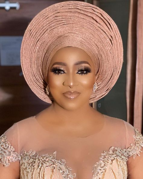 Head Gear Fashion, Headgear Fashion, Nigerian Gele, Smile For Me, Ladies Hats, Beautiful Photoshoot Ideas, Nigerian Weddings, Aso Ebi Styles, Head Gear