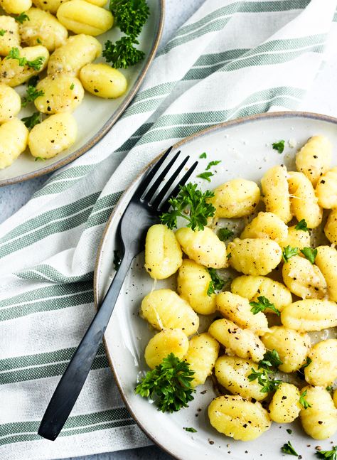 Cheesy Garlic Buttered Gnocchi Garlic Gnocchi, Gnocchi Sauce, Bacon Mashed Potatoes, Quick Pasta Recipes, Fried Potato, Gnocchi Recipe, Potato Gnocchi, Garlic Butter Sauce, Gnocchi Recipes