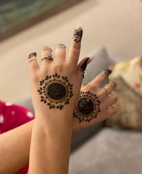 Small Mehendi Designs Round, Minimilastic Henna Designs, Mahendi Design Simple And Easy, Quick Easy Henna Designs, Circle Mendhi Design, Front Hand Henna Designs Modern, Mendhi Designs For Small Hands, Simple Front Henna Designs, Mehandhi Designs Simple Modern Easy