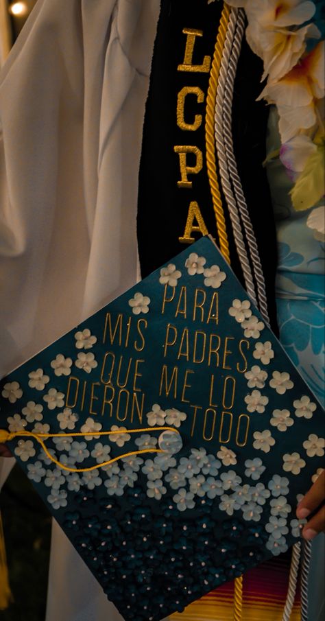 Grad cap 2023. Class of 2023. Mexican Graduate. Latina Graduate. Para mis padres que me lo dieron todo. Hispanic Cap Graduation, Graduation Cap Latina, Grad Cap 2023, Latina Graduation Cap Ideas, Hispanic Graduation Cap Ideas, College Cap Decorations, Mexican Graduation Cap, Latina Graduation, College Grad Cap Ideas