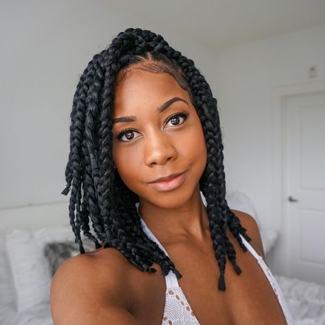 My Natural Sistas on Instagram: “Bob Box Braids Hair Tutorial is on our channel. Link in bio to watch. 👩🏾‍🦱✨ #boxbraids #protectivestyles” Knotless Bob, Bob Box Braids Styles, Bob Box Braids, Thick Braids, Blonde Box Braids, Braided Hair Tutorial, Short Box Braids, Long Box Braids, Short Braids