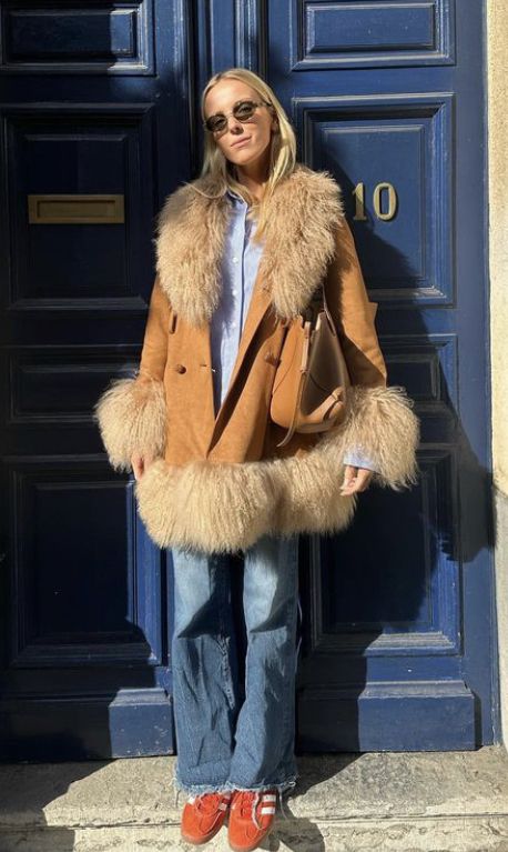 #BelgianStreetStyle
#AntwerpGirls
#FrenchGirls
#ParisiansInParis Charlotte Simone, Coat With Belt, Long Coat Women, Turndown Collar, Coat Outfits, Women's Coat, Well Dressed, Blue Shirt, Coats For Women