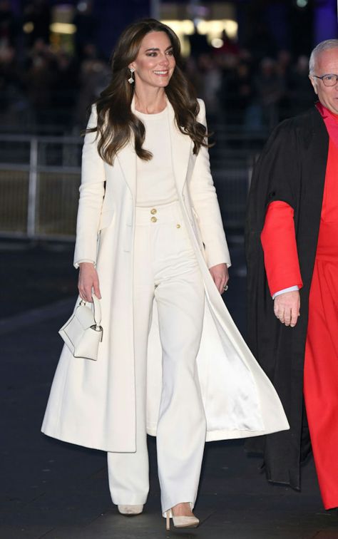 Denise Mercedes, Ancient Fashion, Winter White Outfit, Disco Glam, Turtleneck Midi Dress, Christmas Day Outfit, Estilo Real, Elisabeth Ii, Olive Green Jacket