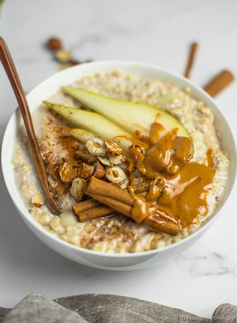 Spiced Oatmeal With Pear - Spice up your ordinary porridge by adding a few delicious ingredients like fresh pear, cinnamon, and maple syrup. Mix in fresh juicy pear pieces into your oats and top up with your favorite items to start the day with a really beautiful and healthy breakfast that is vegan too! Warm Breakfast Ideas Healthy, Cinnamon And Spice Oatmeal, Baked Breakfasts, Spiced Oatmeal, Pear Sauce, Roasted Pear, Healthy Vegan Breakfast, Porridge Recipes, Spiced Pear